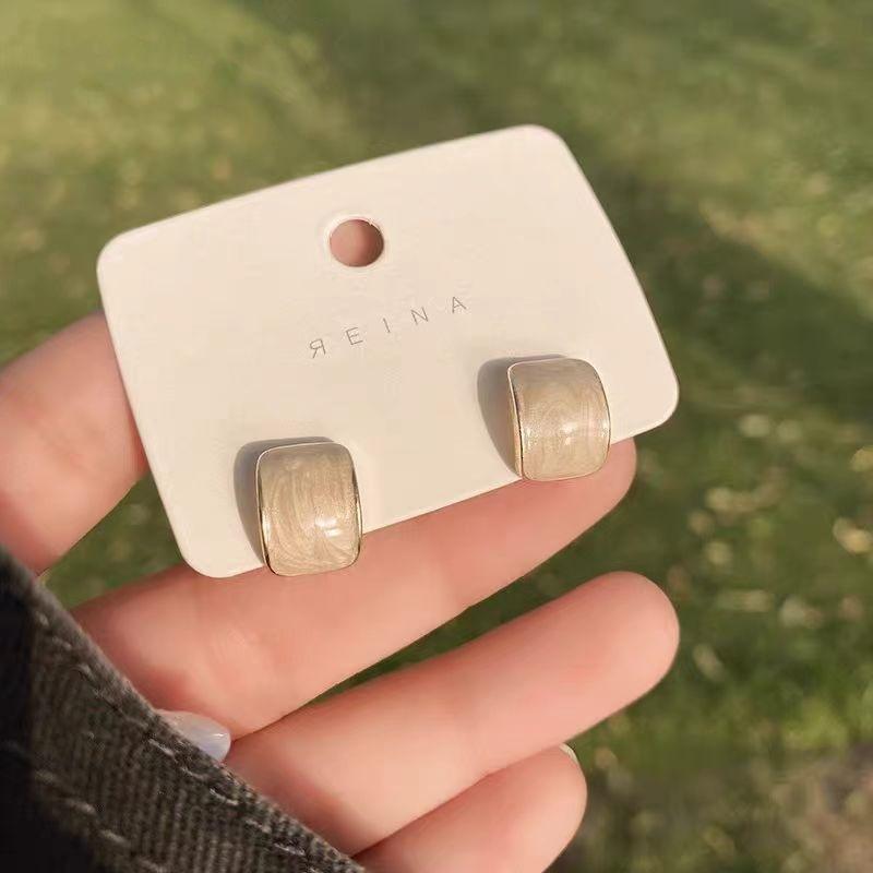 Simple high-end design niche temperament stud earrings women's light luxury fashion personalized earrings exquisite versatile sweet cool earrings