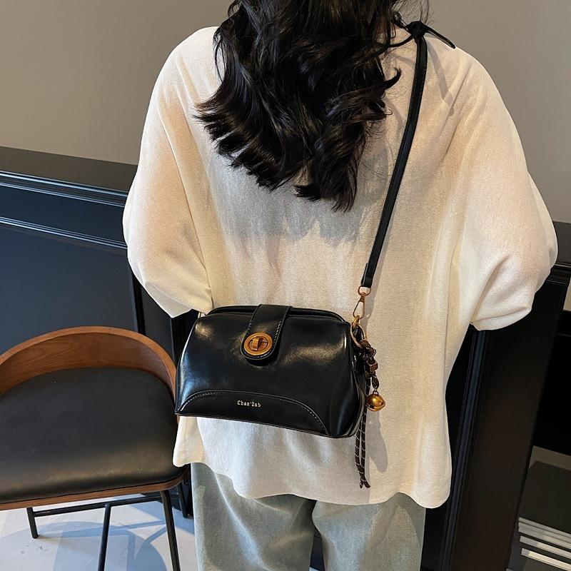 Small bag women's fashion retro new niche design shoulder messenger bag clip pillow bag