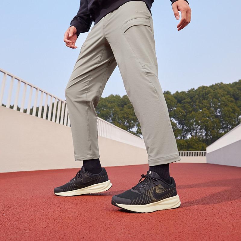 Nike Men's Breathable Road Running Shoes for Spring with Cushioning and Excellent Grip NIKE RUN DEFY HM9594
