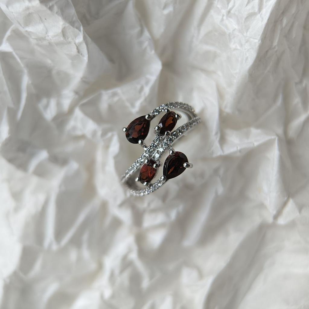 Srebrny pierścionek z naturalnym granatem 2,325 ct, waga wyrobu 3,4 g (2182023)