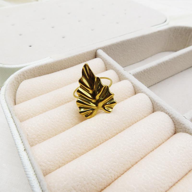 

Подвеска-лист из 18-каратного золота и набор геометрических колец из нержавеющей стали 18K