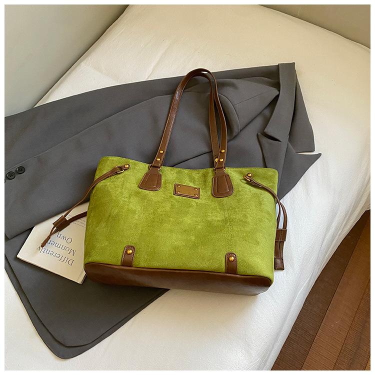 

Винтажная сумка большой вместимости женская 2025 новая модная замшевая сумка-тоут простая наплечная сумка для поездок зелёный