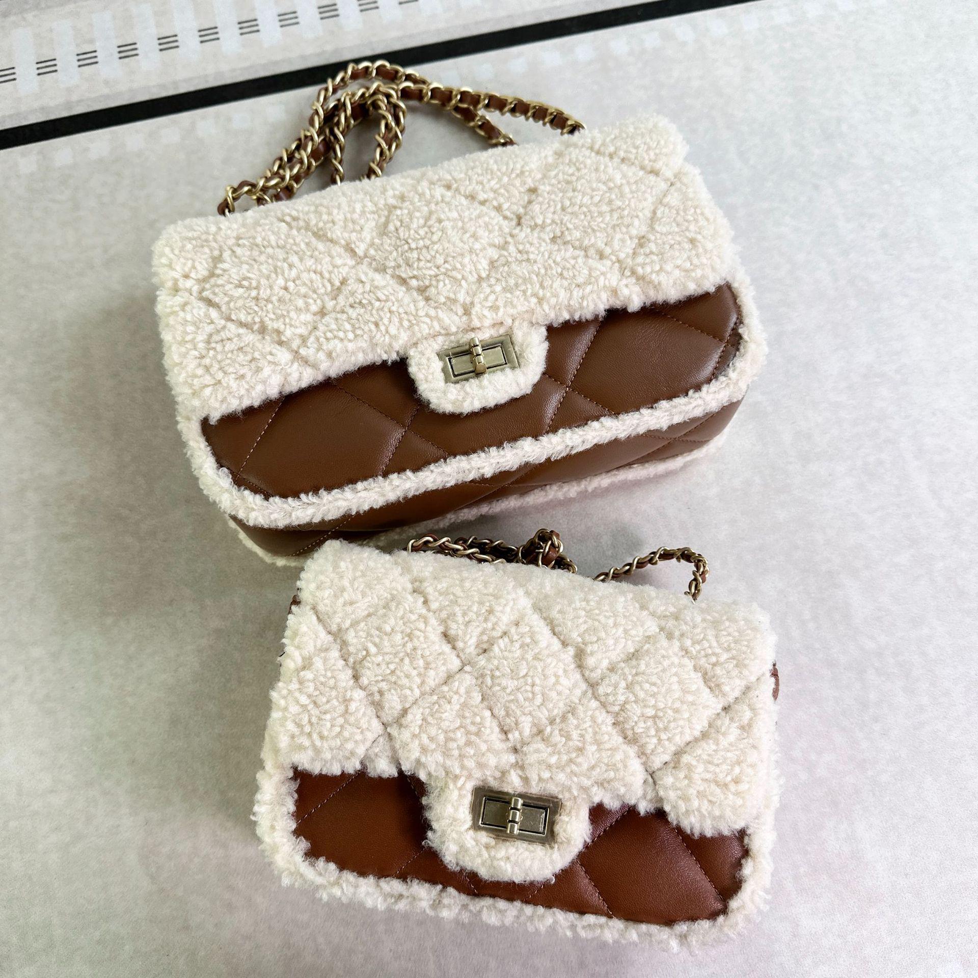 Сумка через плечо из натуральной кожи и овечьей шерсти с небольшой цепочкой из бриллиантов коллекция осеньзима 2024 г 6740₽