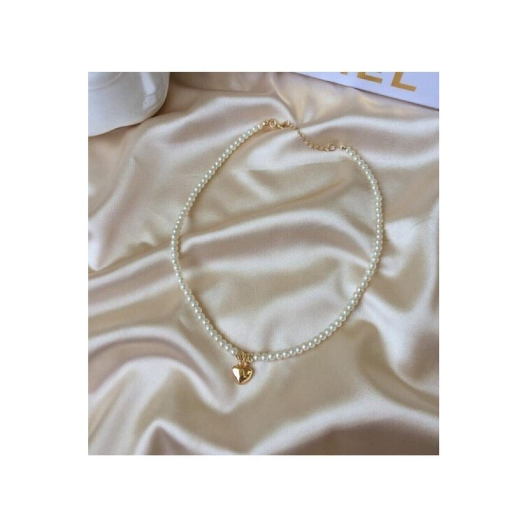 Goldene Halskette mit Herzanhänger und Perlen