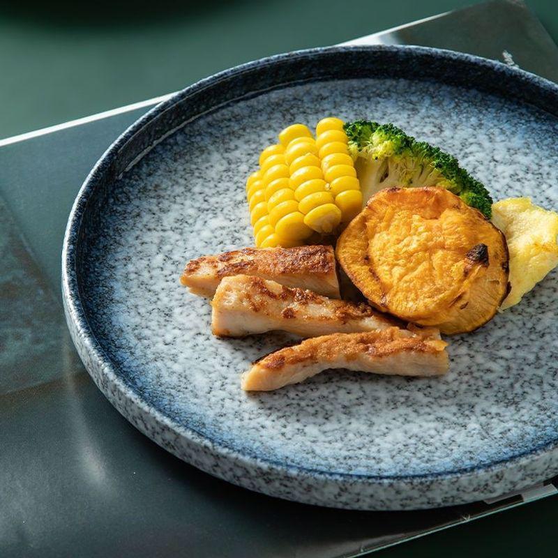 Creative Ceramic Plate for Steak, Pasta, and More - Ideal for Homes, Restaurants, and Hotels