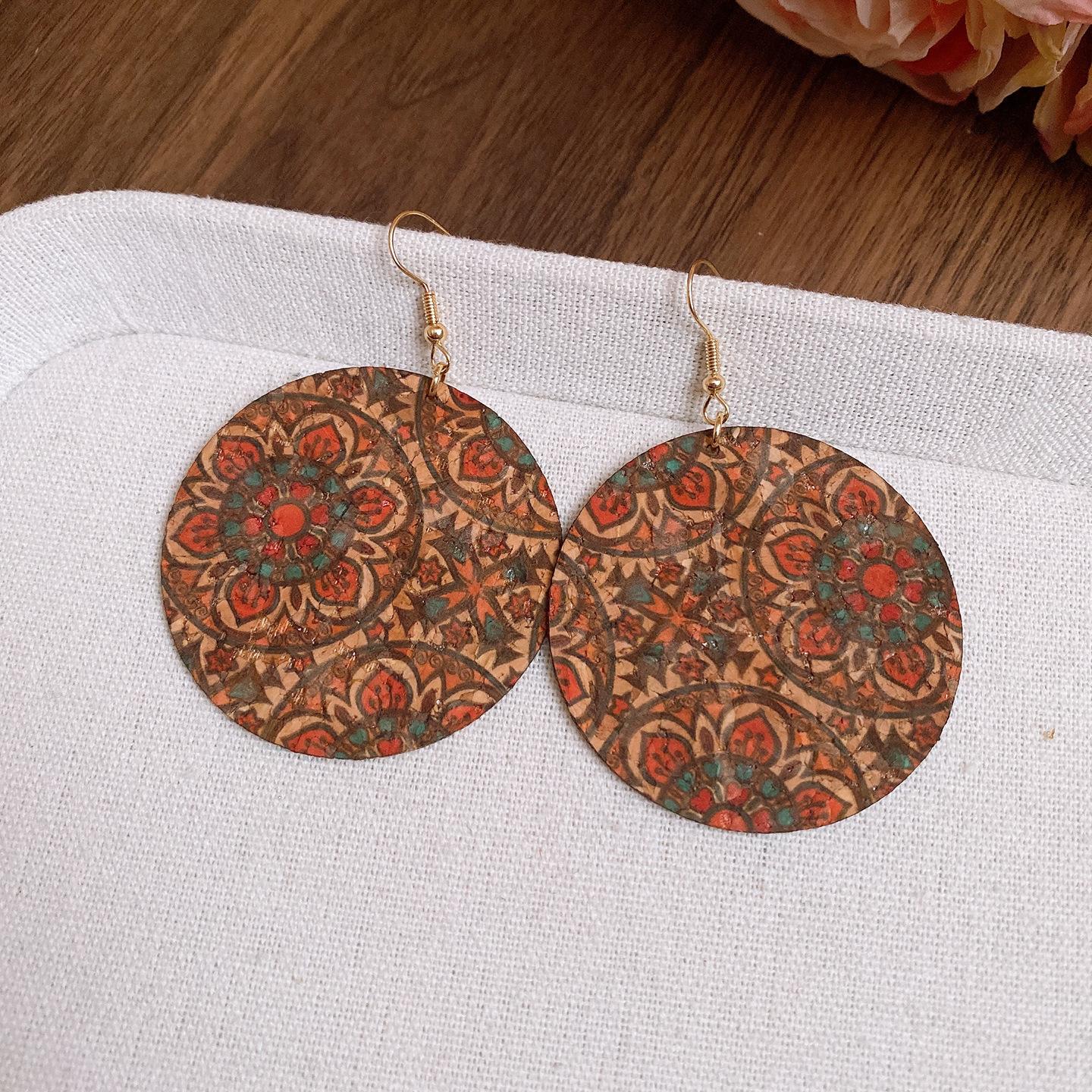 

Винтажные кожаные круглые серьги с принтом, с нишевым дизайном, с крючками для ушей, легкие, роскошные, модные серьги высокого класса для женщин