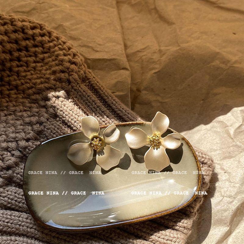 

INS Элегантный Самый продаваемый Ретро Женский Минималистичный Подходящий ко всему Цветы Elegant flower stud earrings