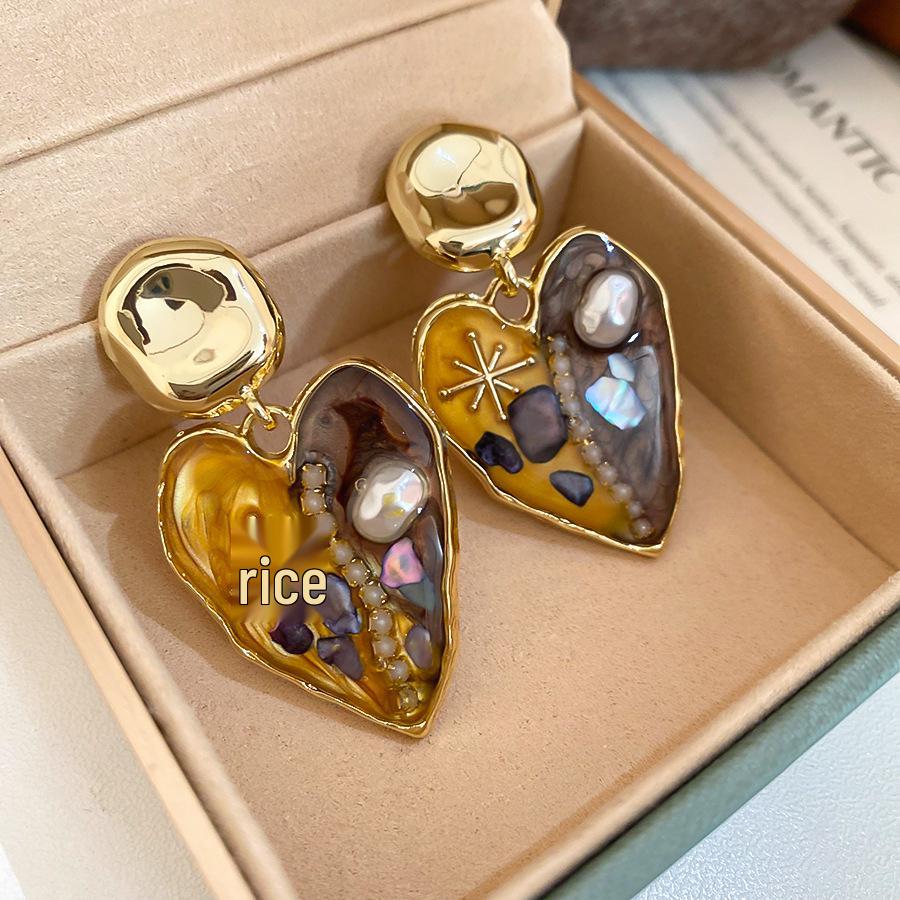 Серьги-сердечки в ретро-геометрическом стиле с имитацией жемчуга и деталями из ракушек