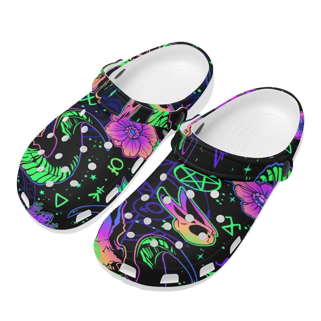 Weiße EVA-Clogs mit buntem X-Print, Leichte Slip-On Gartenschuhe, Atmungsaktive Sandalen für den Strand, Innen- und Außenpantoffeln für Damen und Herren