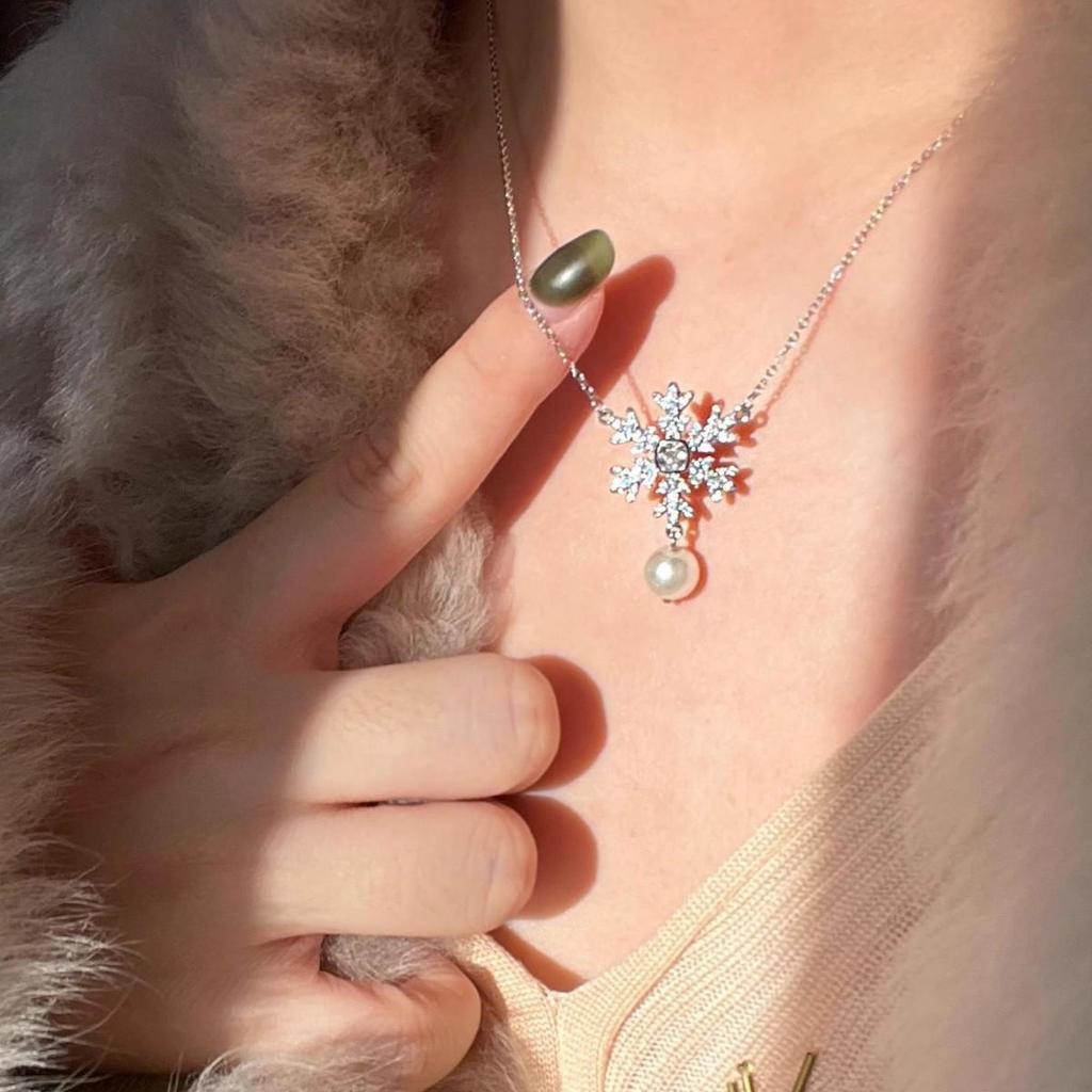 Wykwintny naszyjnik z cyrkonii i pereł w kształcie płatka śniegu – uniwersalny świąteczny łańcuszek na sweter