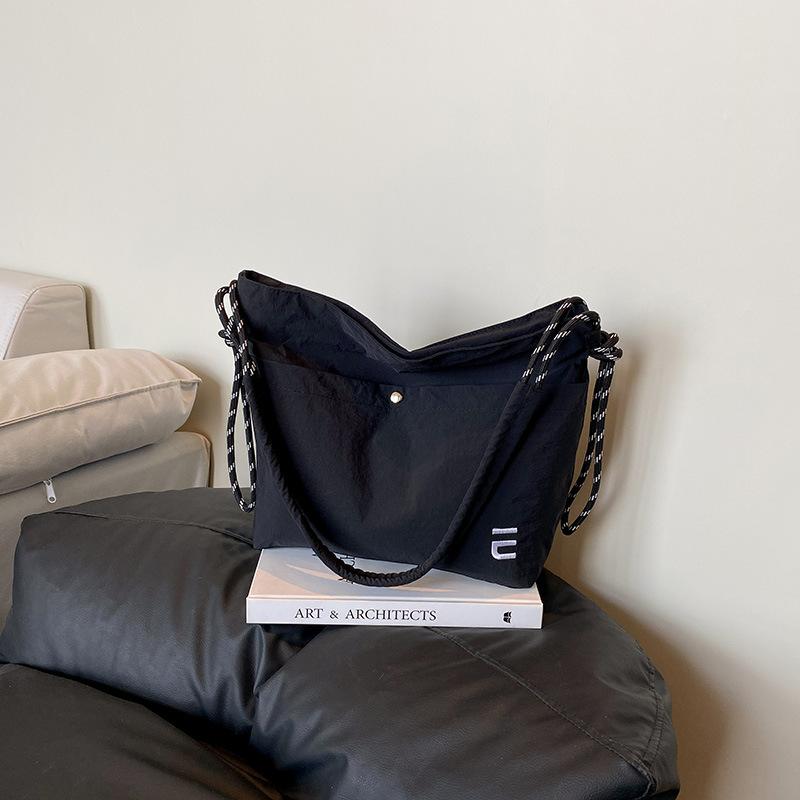 

New casual large-capacity high-end shoulder underarm bag, commuter messenger bag, bucket tote bag, women s bag. чёрный