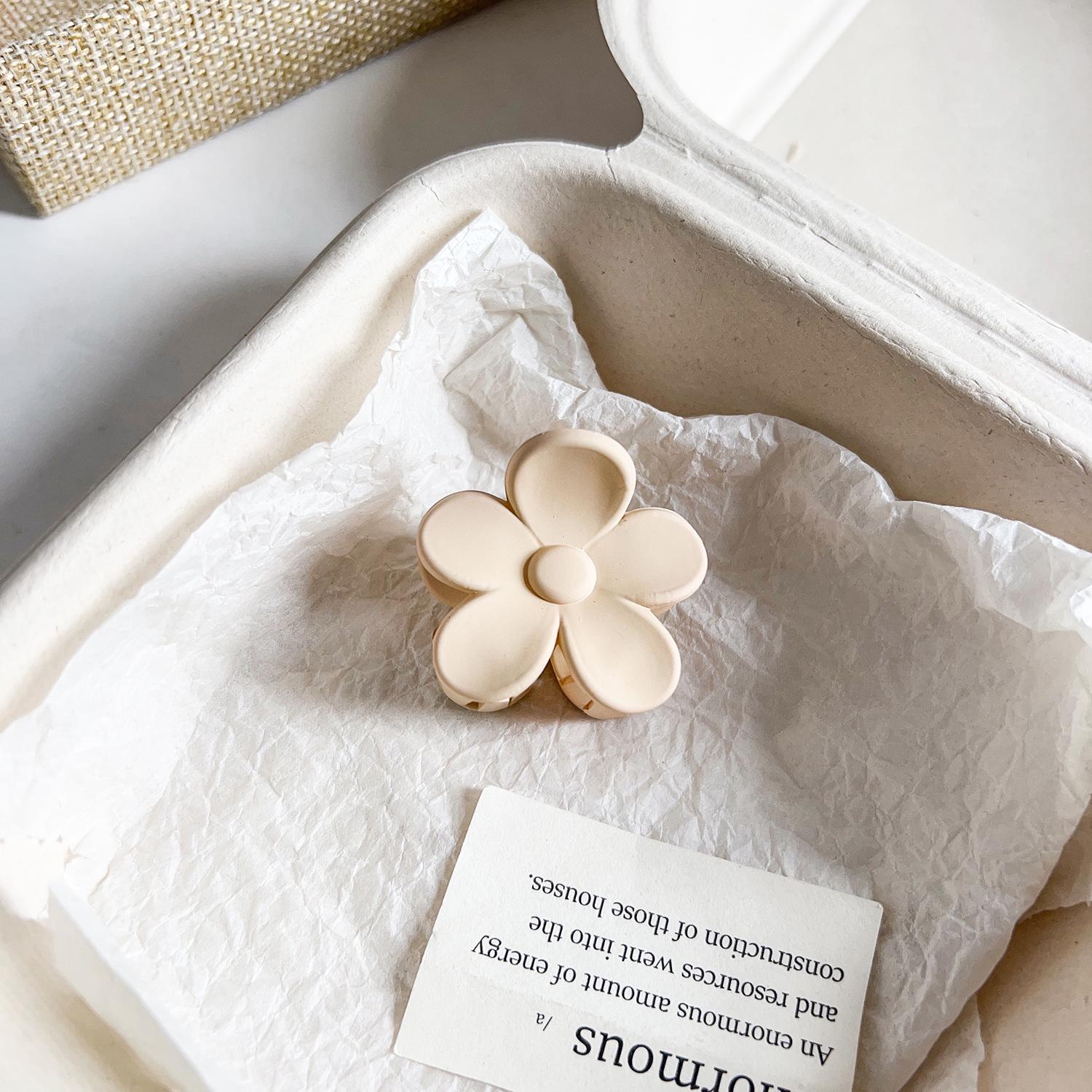 

Универсальная заколка для волос в виде акулы с матовым цветочным узором для хвостиков и полузавязанных причесок PS