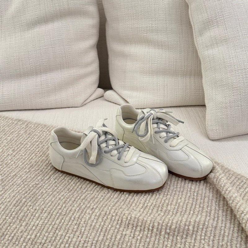 Autumn new casual versatile flat bottom lightweight sports board shoes black white shoes