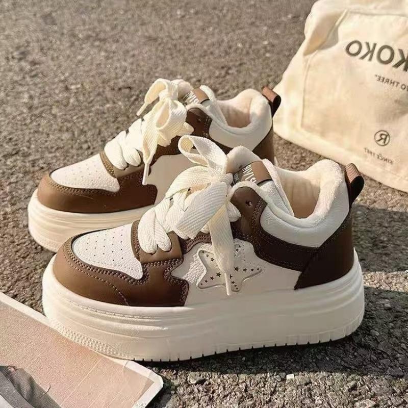 High-value milk whirring, showing small women's feet, small muffin thick-soled little white shoes, new casual and cute shoes, women's shoes