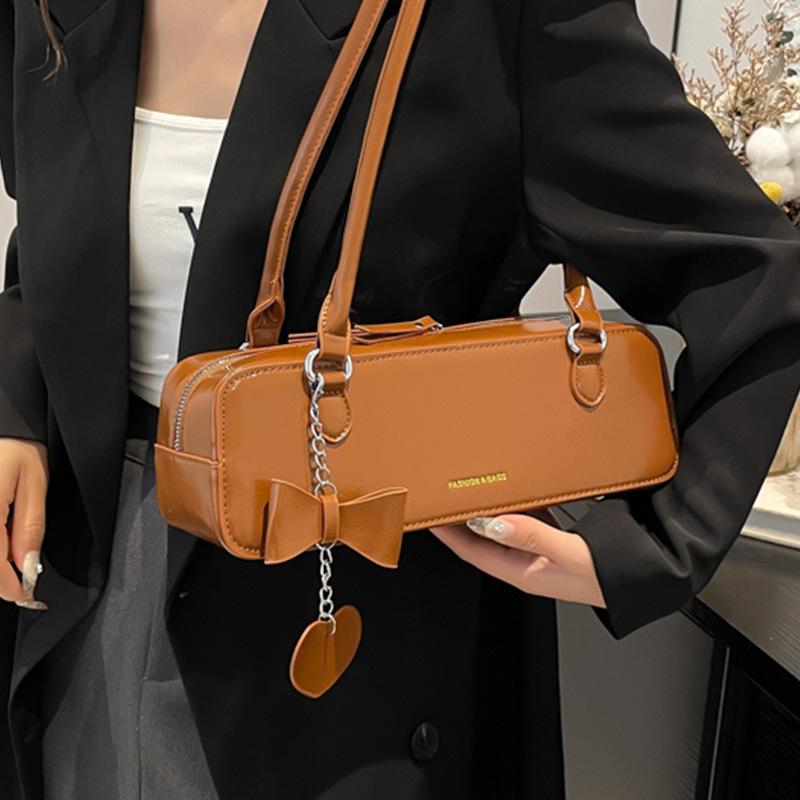 Niche design single shoulder underarm bag women's handbag pillow bag 2025 new versatile fashion baguette bag