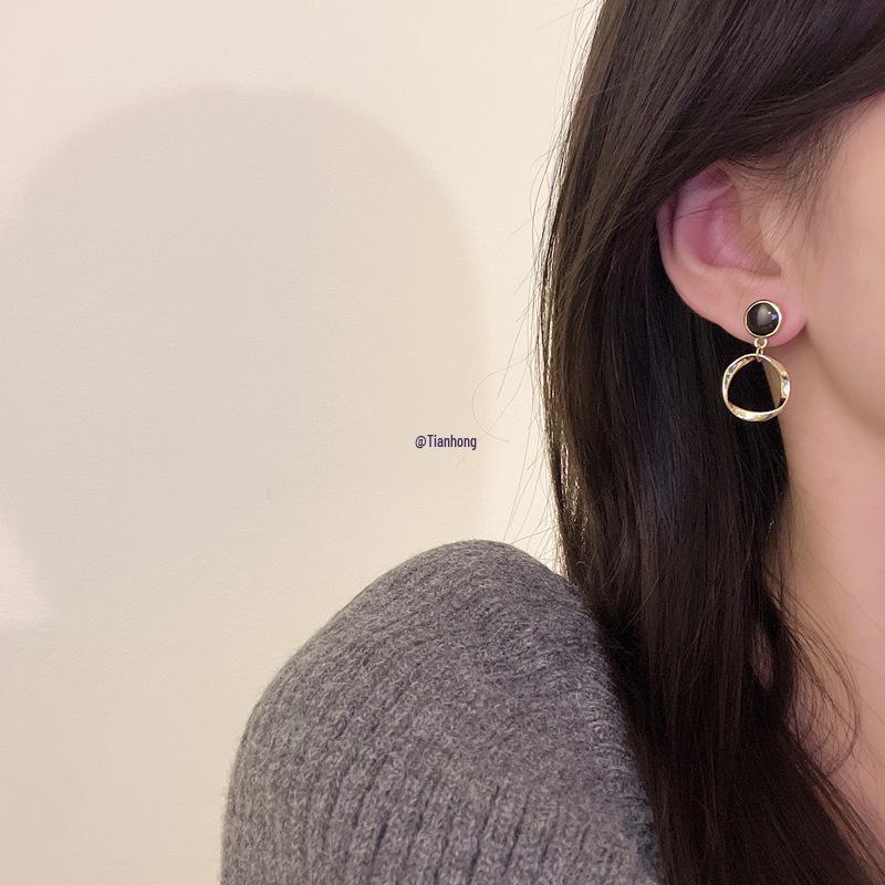 Von Hepburn inspirierte Retro-Ohrringe im französischen Stil: Schwarze Tropföl-Ohrstecker