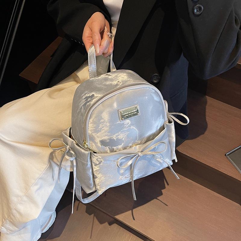 

Niche retro backpack women s 2025 new spring and summer super fire college British style schoolbag casual Korean backpack серебряный