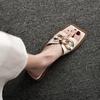 Internet-Berühmtheiten ins Metallschnalle offene Zehen coole Hausschuhe weibliche Tide 2024 Sommer eckige Zehen flacher Boden Mode tragen halbe Hausschuhe