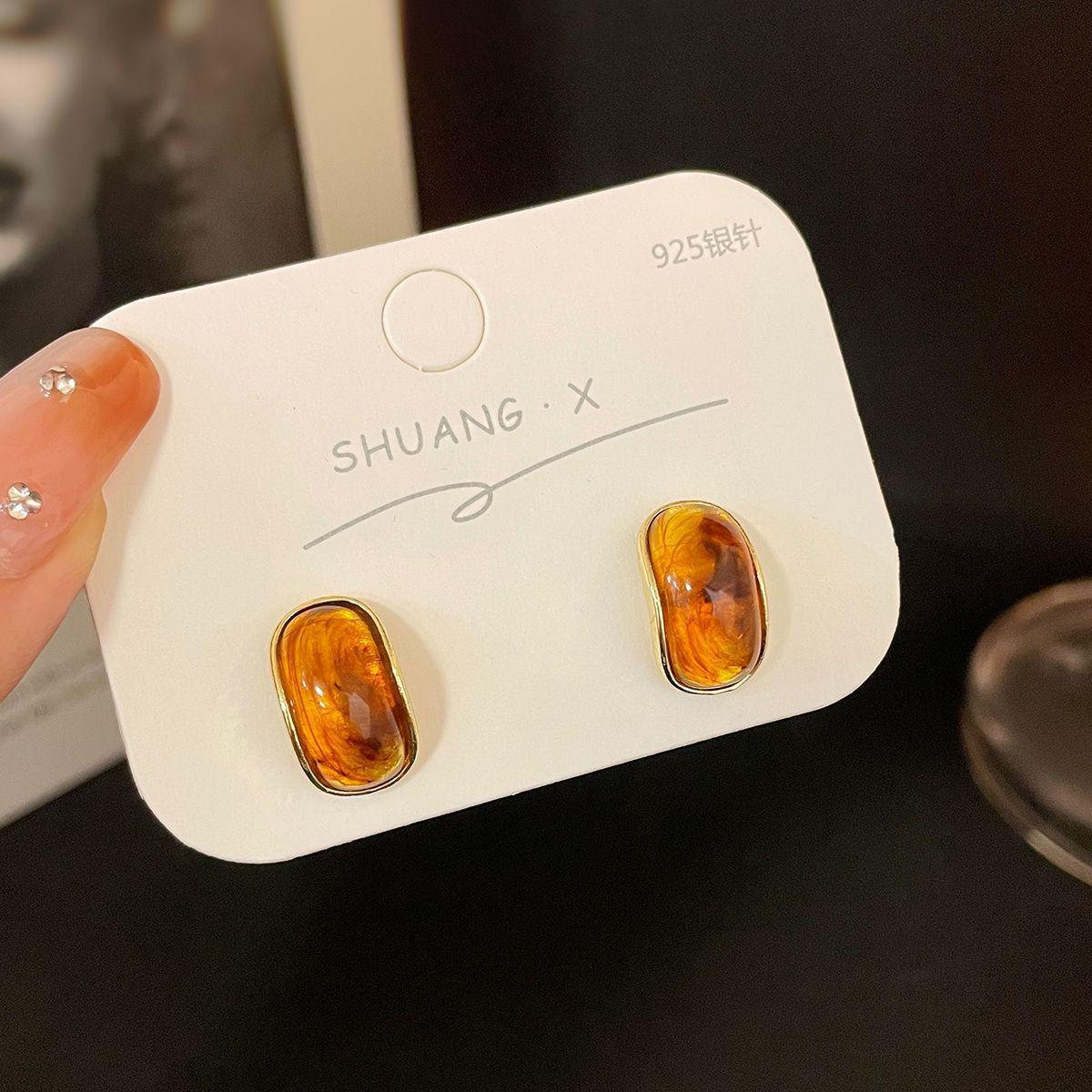 

Серьги-иглы из янтаря и серебра: Осенне-зимний нишевый дизайн в стиле ретро Майяра для женщин