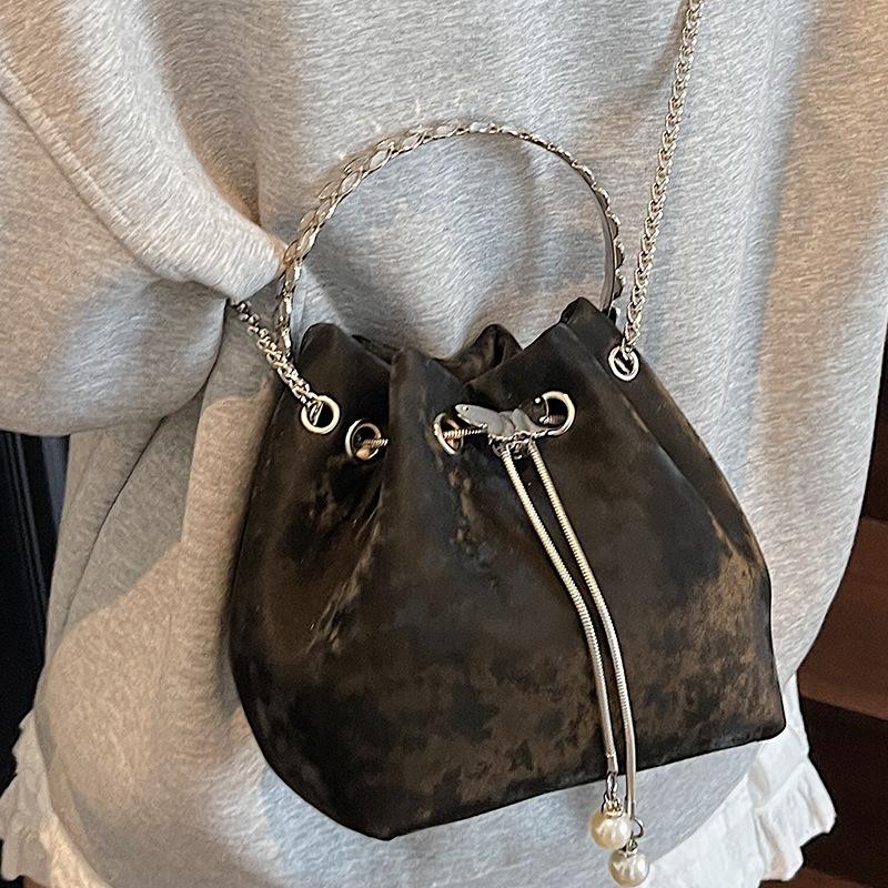 Korean Version Niche Bag Women's 2025 New Messenger Bag High Value Fashion Shoulder Portable Bucket Bag