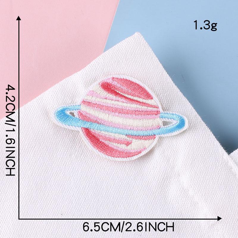 

Вышитая нашивка на одежду и аксессуары в виде мультяшного НЛО