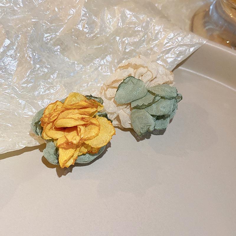 Small fresh yellow mesh flower earrings summer sweet light luxury stud earrings vacation style high-end earrings