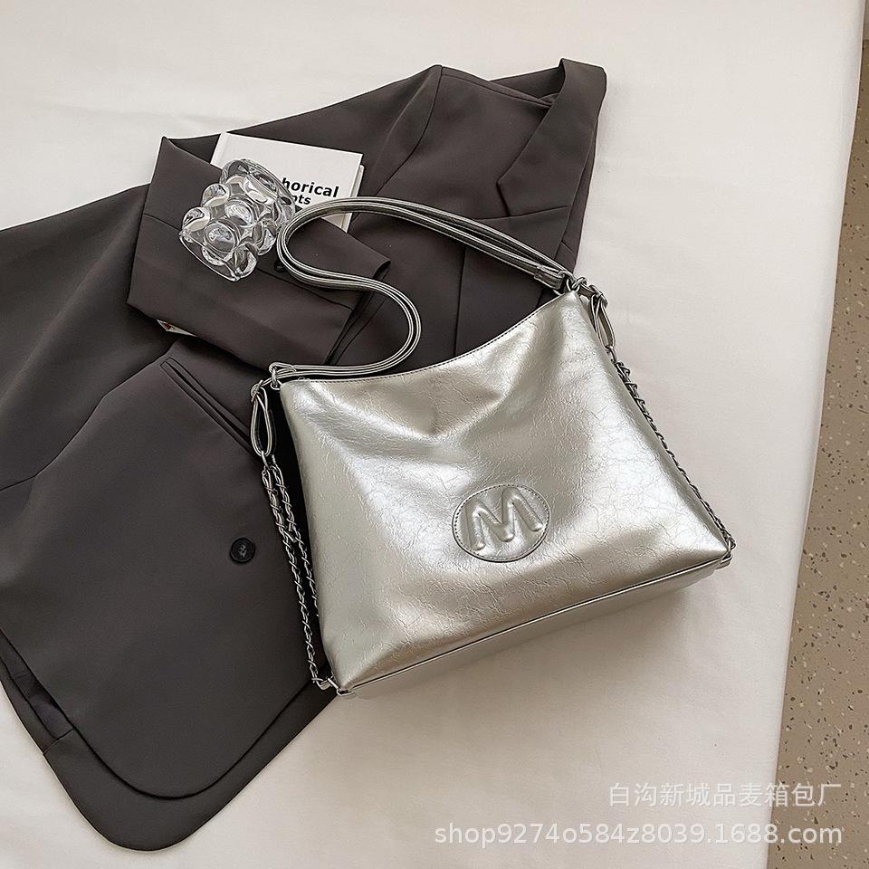 

2025 autumn and winter new retro foreign style large capacity tote bag double shoulder commuter shoulder bag messenger bag backpack срібний