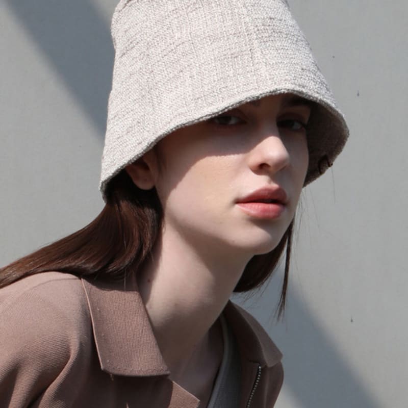 

UNDERCONTROL studio СТОЙКА ВЕДРО / СТУЛ C / ФОН FREE