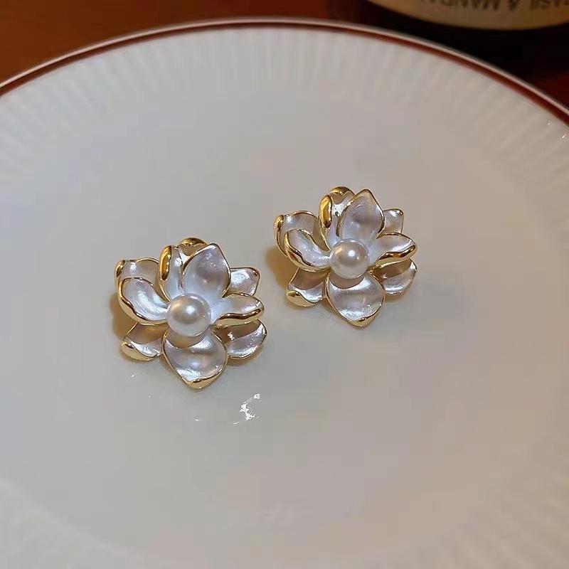 Fashion light luxury high-end stud earrings small fresh flower series earrings sweet and exquisite niche versatile daily earrings