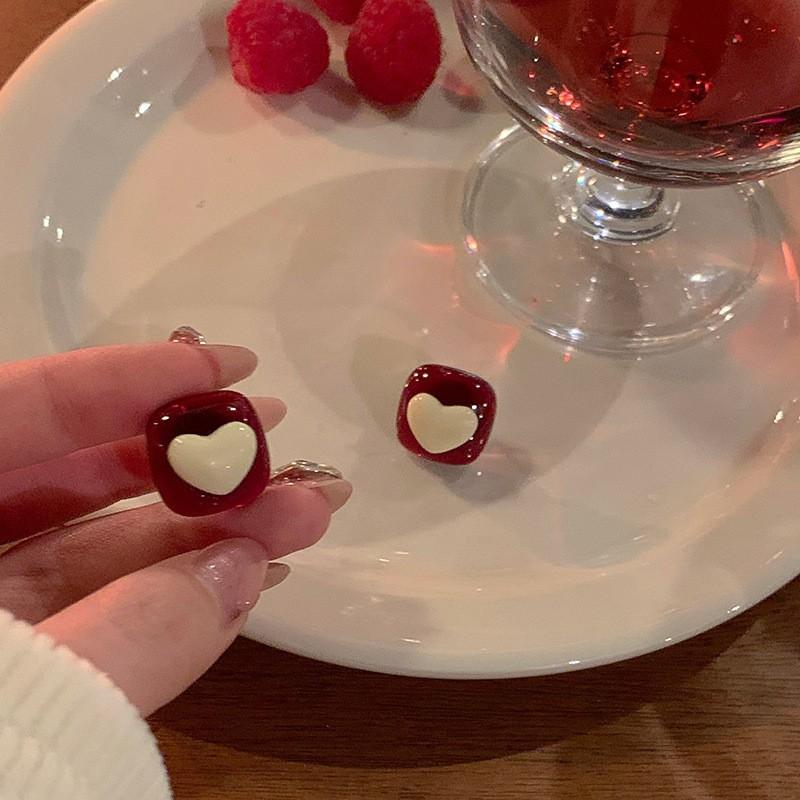 

Рождественские красные серьги Love для женской ниши. Простые и изысканные универсальные и персонализированные серьги.