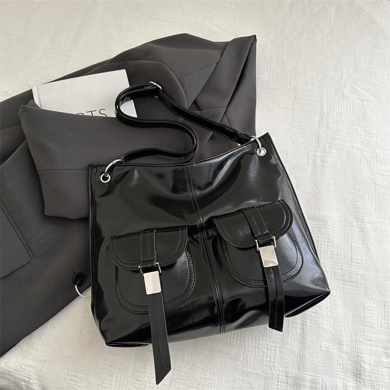 

Korean version of large-capacity fashion locomotive bag women s 2025 new simple and high-value one-shoulder messenger tote bag popular women