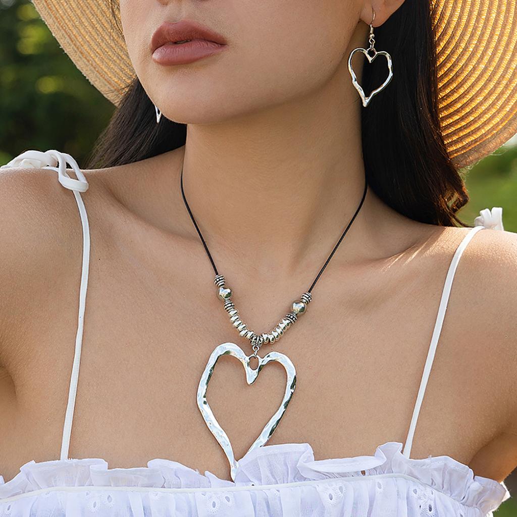 Personalized Irregular Heart-shaped Hollow Pendant Necklace Female, Simple Geometric Round Necklace, Jewelry