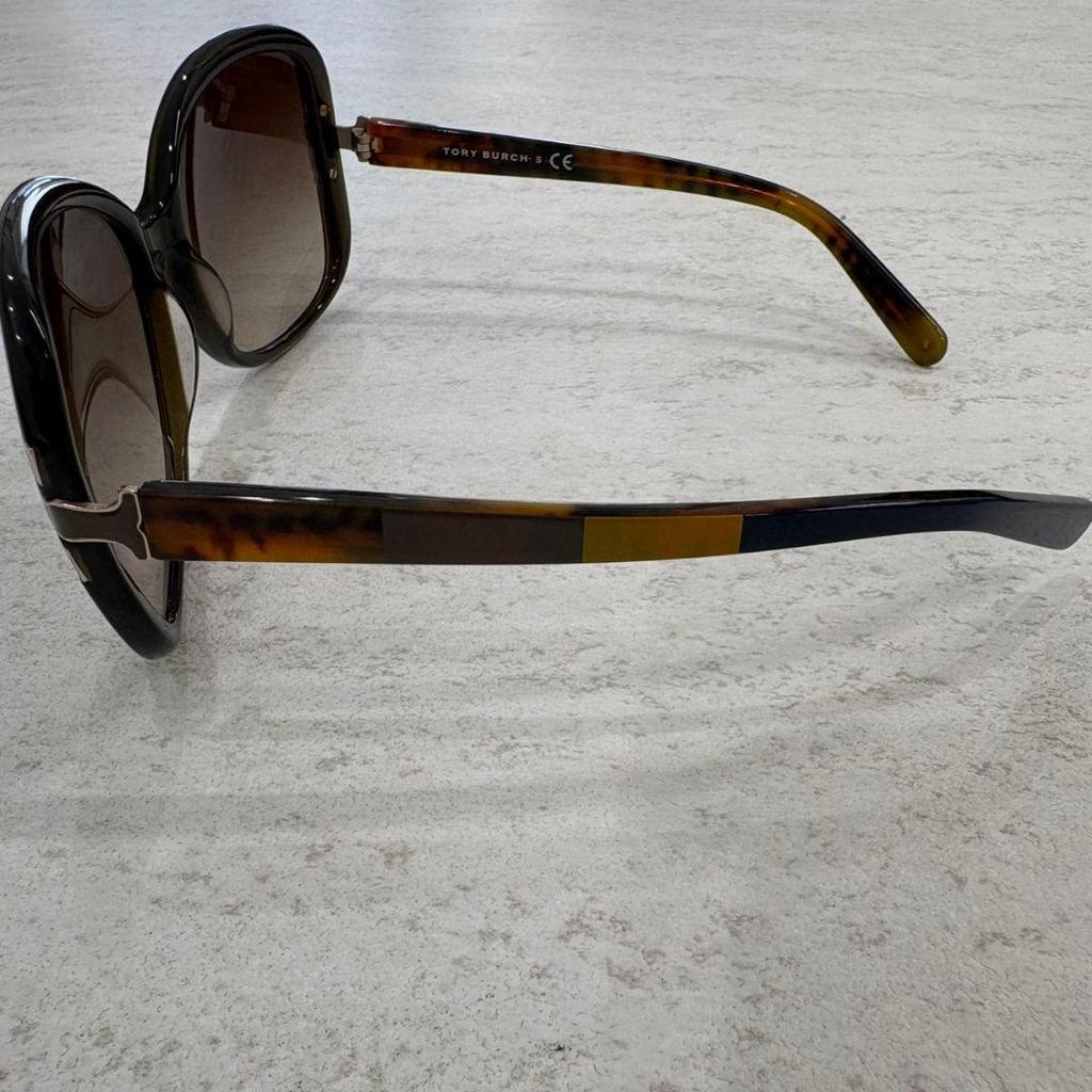 Used Beautiful itemTORY BURCH Tory Burch sunglasses with case