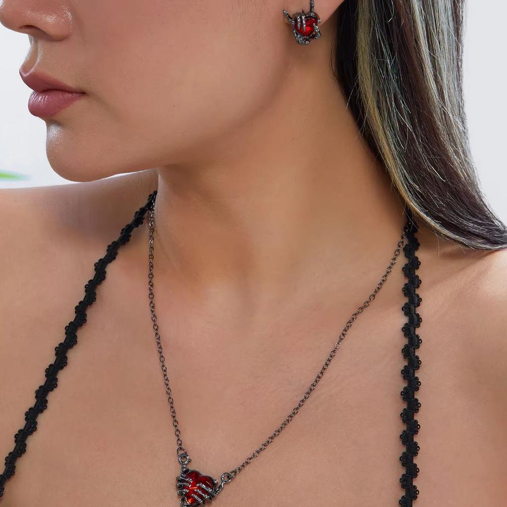 Gothic Punk Skull Claw Heart Pendant Necklace for Women Men Personality Dark Fantasy Geometric Necklace Halloween Jewelry Gifts