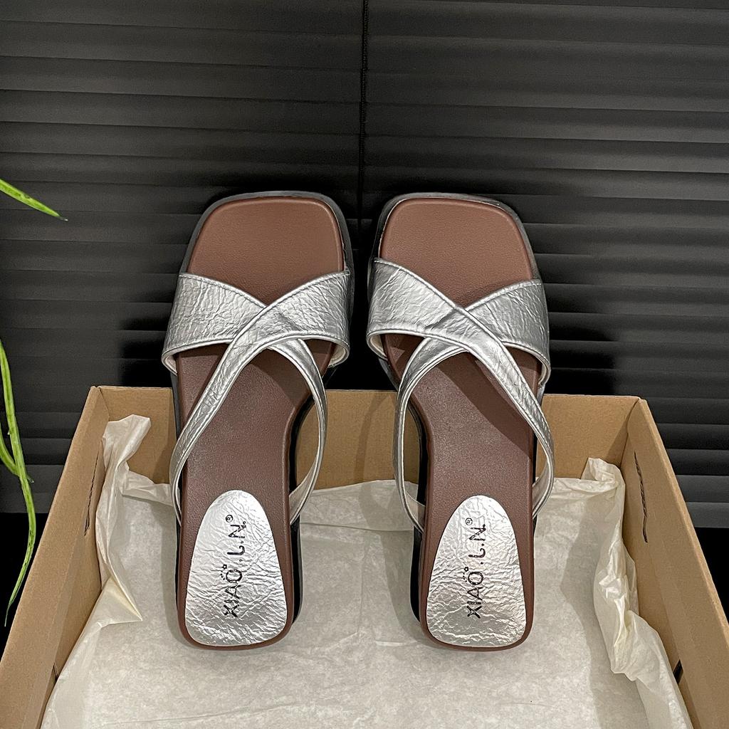 Queen Fan's explosive silver wedge heel one-word slippers women's shoes summer wear 2025 new non-slip French cool slippers