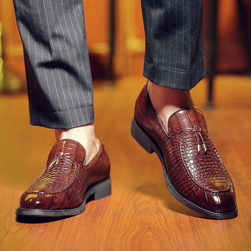 Designer New Gentleman Tassels Loafers Men's Pointed Slip On Patent Leather Formal Wedding Prom Dress Homecoming Footwear