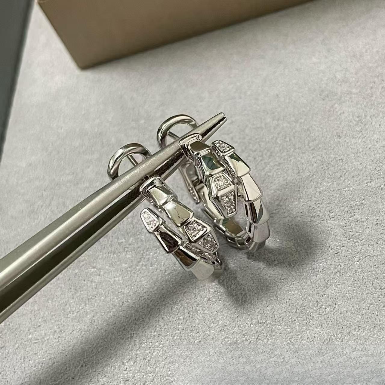 Серьги-гвоздики  Змеиная кость  с бриллиантами, Позолоченные 18 карат, с бриллиантами, Змеиная кость с бриллиантами, Змеиные серьги-гвоздики. 925 silver платиновый