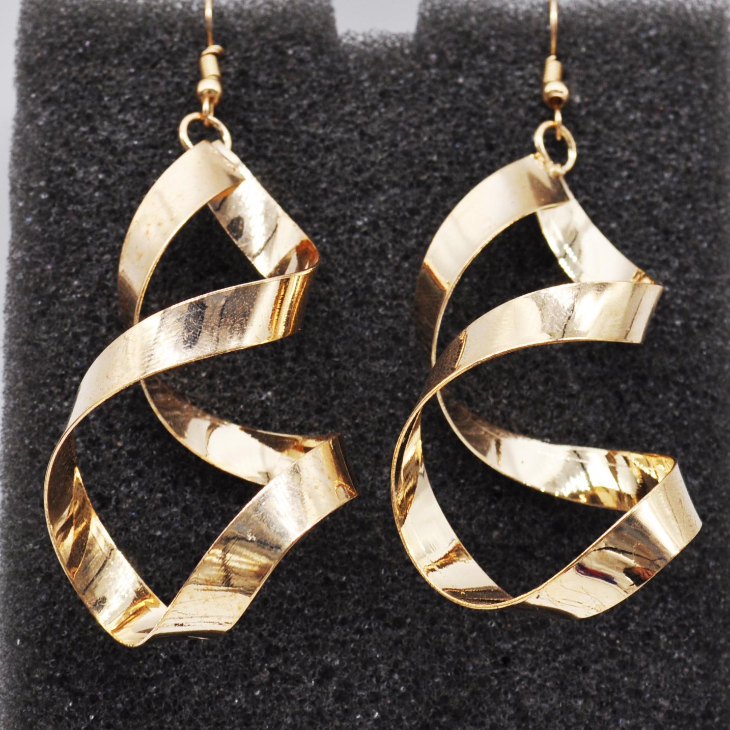 

Exaggerated Nightclub, Twisted Crossed Wave Geometric Earrings, Versatile Temperament Simple Earrings E81 золотой