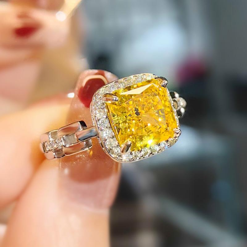 Französischer Leichter Luxus Importiertes Hochkarbon Diamant Chinesisches Rot Halskette Eingelegt mit Eisblumen Schliff Gelber Diamantring Quadratische Tasche Farbige Schatz-Set