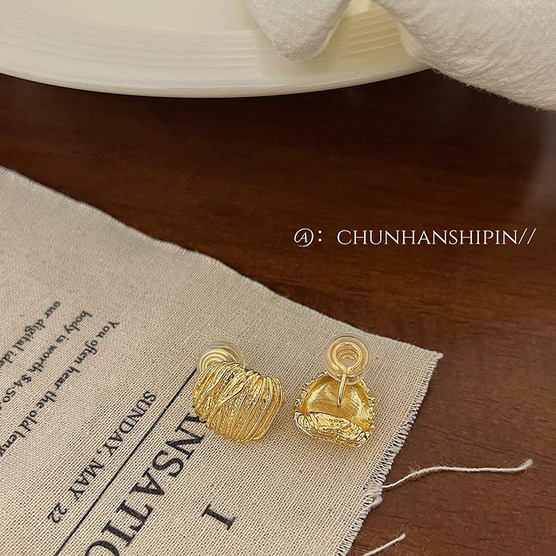 New pleated gold silicone painless ear clips, unique design, high-end stud earrings, women s fashion exaggerated earrings.