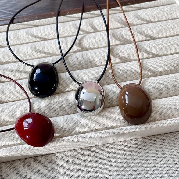 Women Modern Geometric Oval Pendant Necklace Adjustable Length Necklace Stylish Sweater Chain Perfect for Everyday Wear