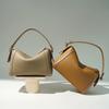 Die Leder-Boston-Tasche ist schlicht und elegant, und die Leder-Umhängetasche hat einen Nischen-Design-Sinn.