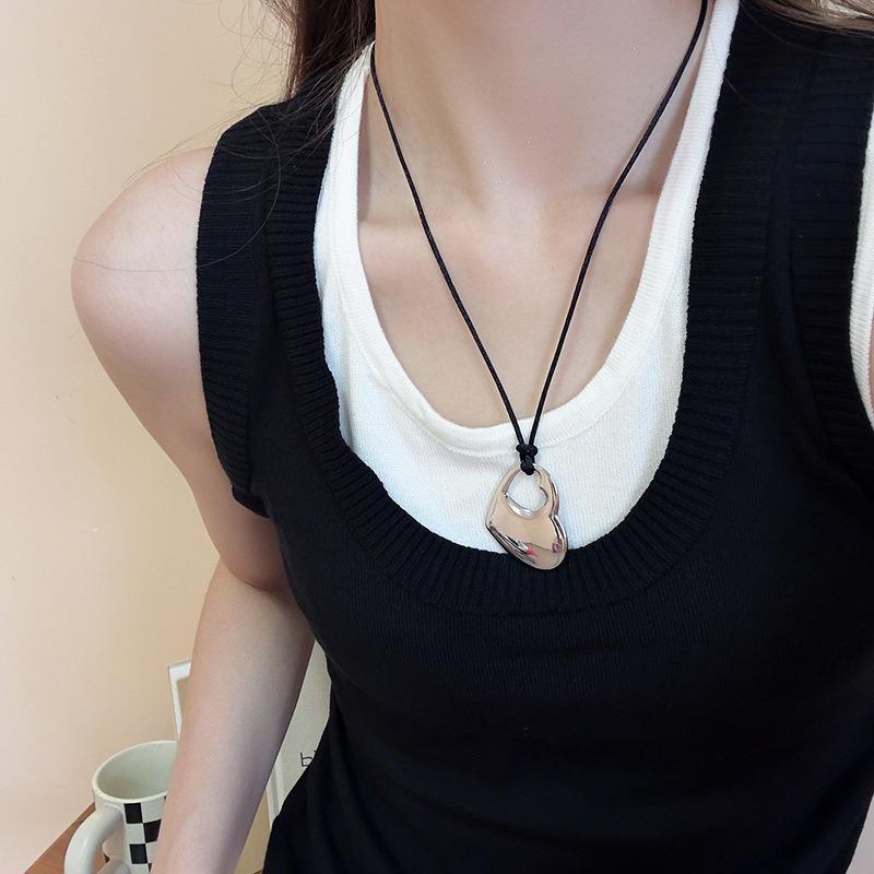 Brushed water drop love pendant, pull-out necklace, simple and high-end sweater chain, niche cold wind necklace jewelry