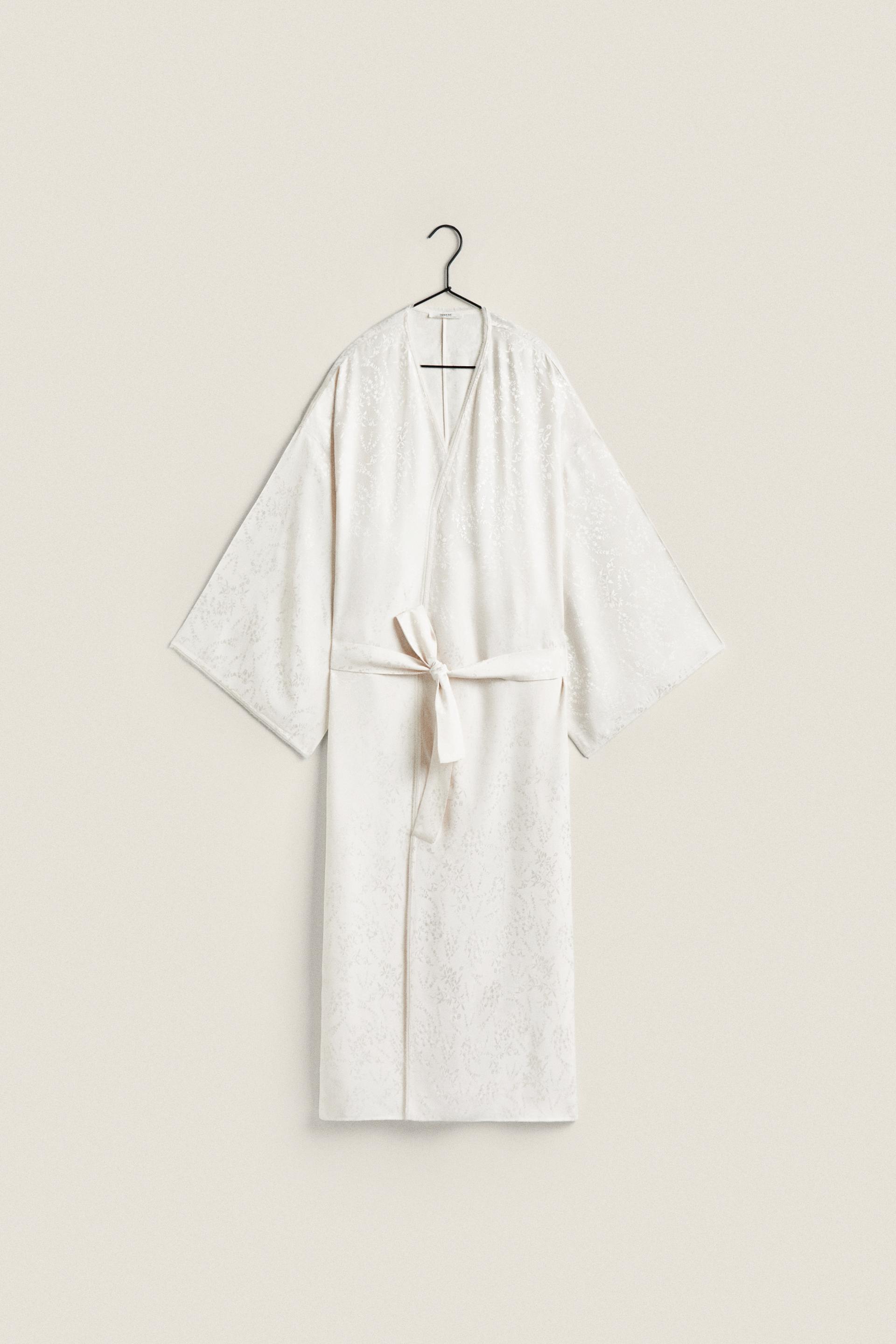 

ЖАККАРДОВЫЙ ХАЛАТ