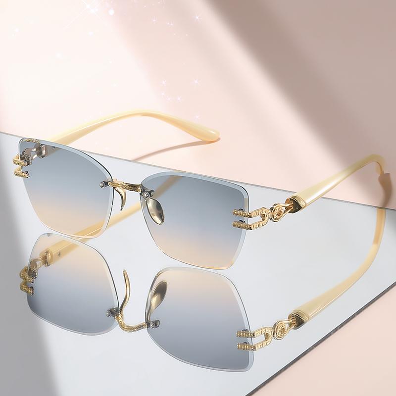 2026 Unisex randlose quadratische Sonnenbrille – Schwarze Gläser, Luxe Goldketten-Akzente, Schlanke schwarze Bügel, Stilvoller bequemer Sitz für