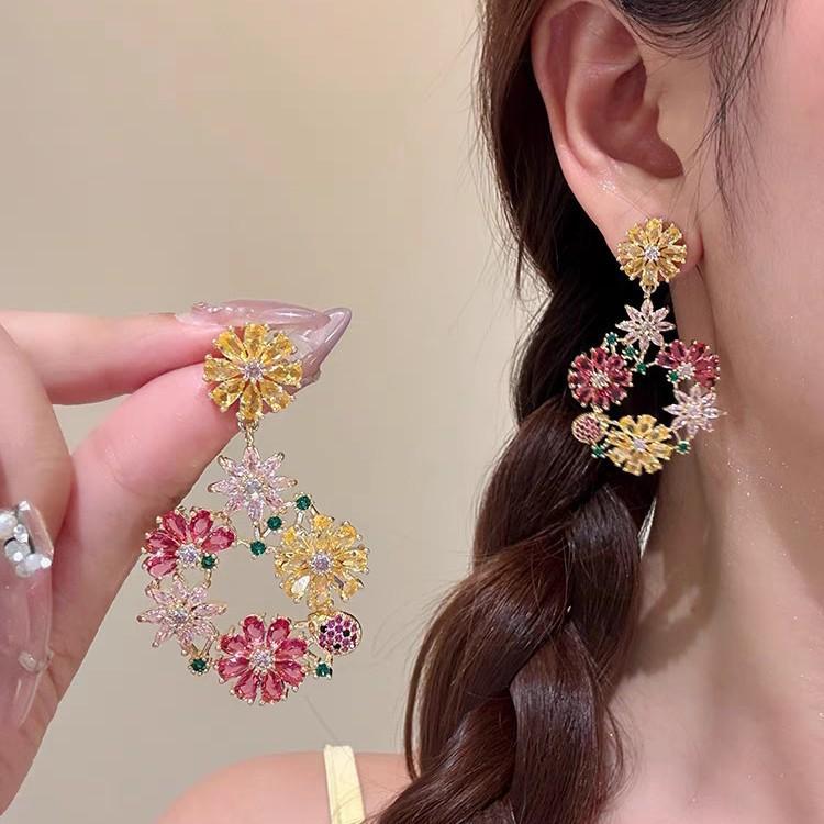 Dopamine Color Flower Stud Earrings Exaggerated Niche Design Women Street Shooting Earrings