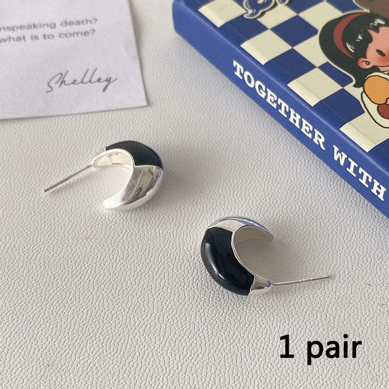 

Женские серьги Простые серьги в форме полумесяца в форме буквы С Женские модные серьги в стиле ниши Холодный ветер Прохладные милые серьги Красивые аксессуары 1 Pair