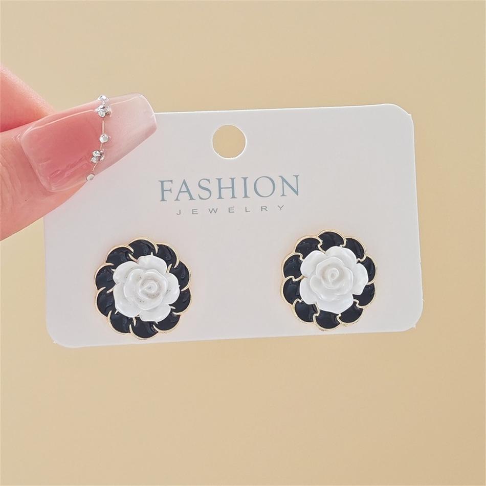 Brincos Coreanos Únicos Camélia Preto Branco para Mulheres Piercing Joias de Orelha Pendientes Brinco