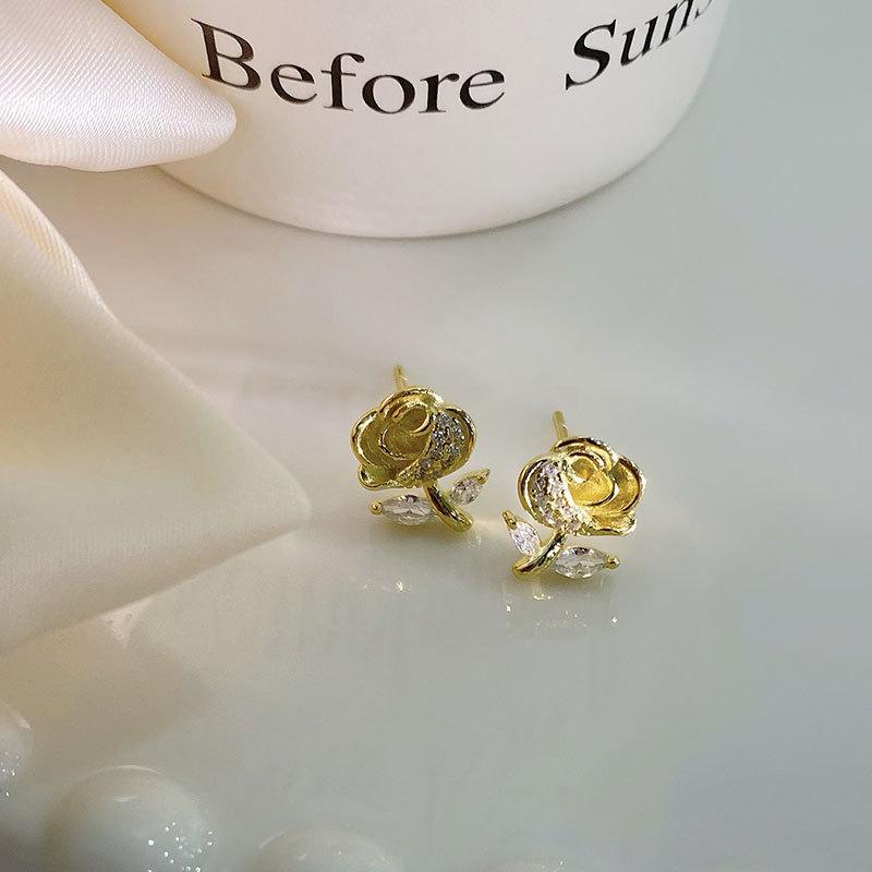 

Серьги-розы Милые и милые Универсальные серьги-цветы Нишевые дизайнерские серьги