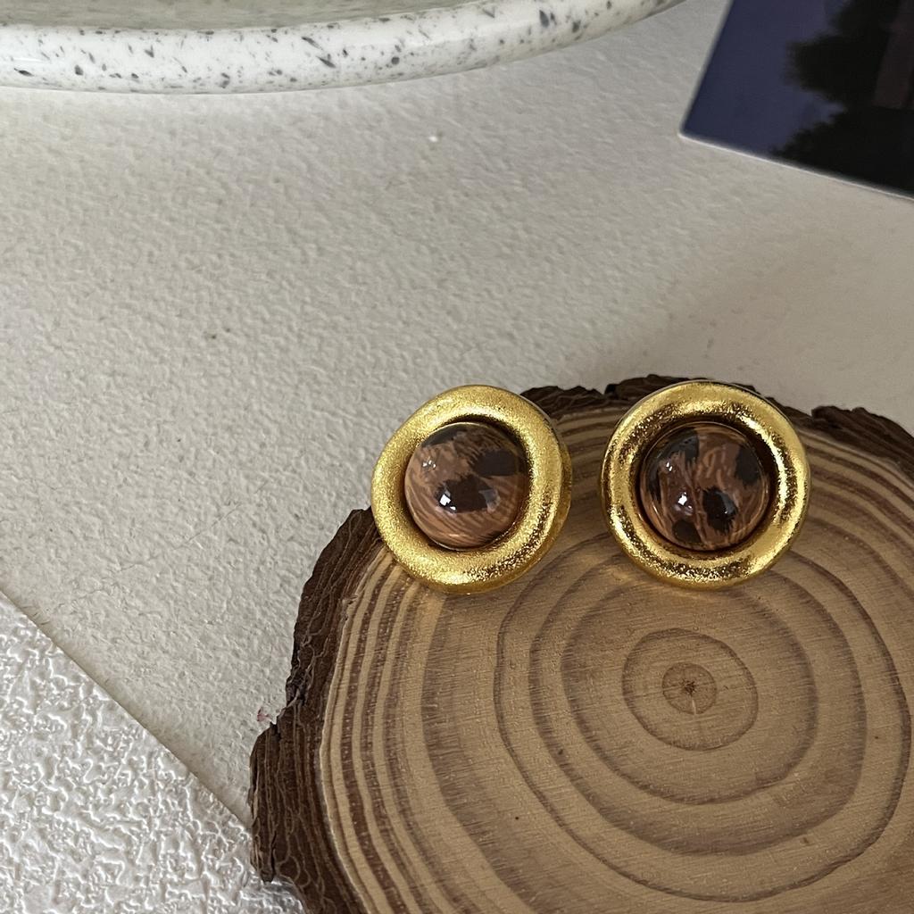 Autumn And Winter Retro Coffee Stud Earrings Female French Unique Niche Design Sense Advanced Court Style Medieval Atmosphere Niche Sense
